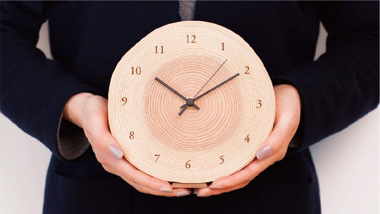 1998年より製作を開始した年輪時計は、 円形の丸太時計から始まりました。